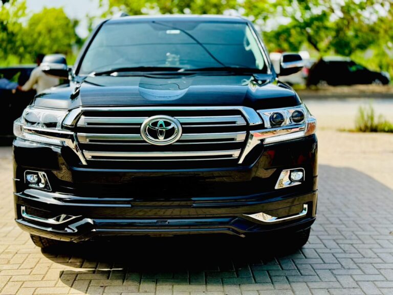 Toyota Land Cruiser V8 for safari hire and rental kenya